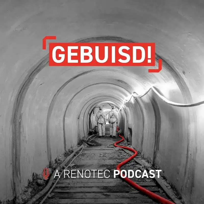 Coverbeeld van de Renotec‑podcast ‘Gebuisd!’, met een zwart‑witfoto van een ondergrondse riooltunnel waar twee medewerkers in beschermende werkkledij staan. Rode accenten tonen de titel en een slang op de tunnelvloer. Visuele identiteit van Renotec.