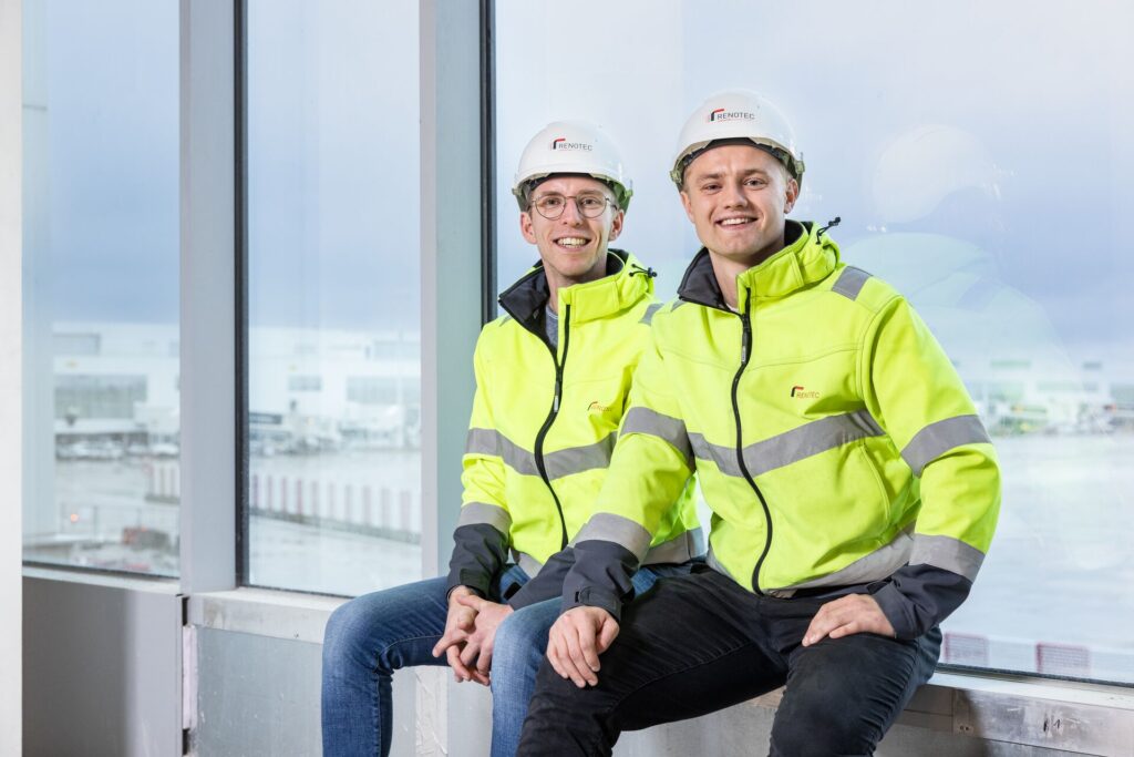 Renotec-medewerkers in fluohesjes en helm op werf